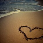 Öyle bir yerdeyim ki şimdi, Ne seni sevebiliyorum, Nede senden başka birini…